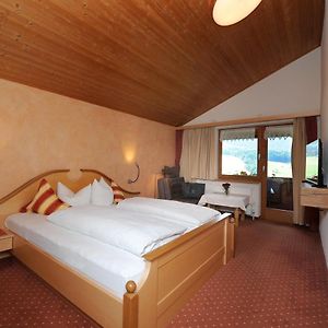 Kleines Zimmer mit Kingsize-Bett